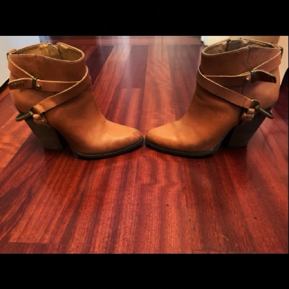 Very Volatile Tan Leather Western Ankle Booties With Gold Spurs On Back Of Heels - Picture 3 of 4
